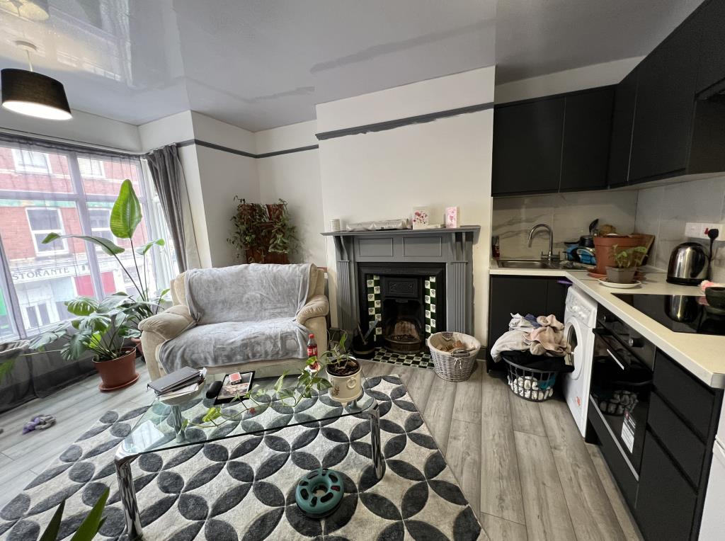 Lot: 133 - FREEHOLD RESIDENTIAL INVESTMENT COMPRISING FOUR APARTMENTS - Flat 3-Open plan kitchen/living room